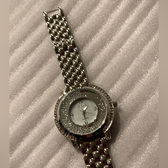 #J947 - Geneva Platinum Ladies Watch w/Floating Crystal Accents (NEW BATTERY) - Picture 5 of 13